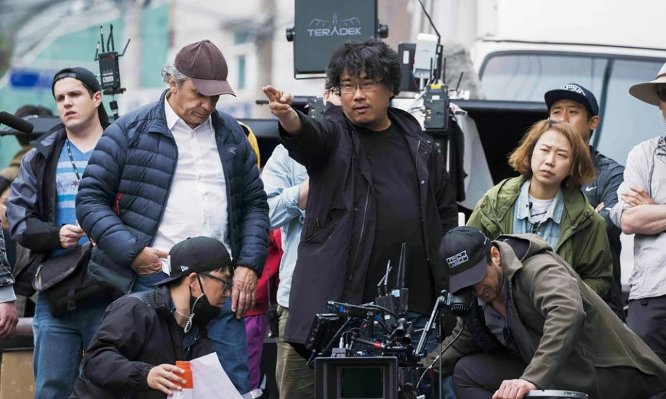 한국 영화 감독 사진 보고 이름 맞추기 (힌트 제공)